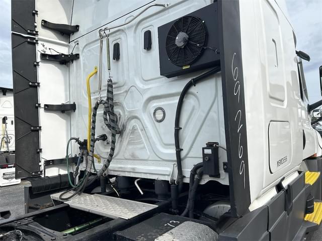 Image of Freightliner Cascadia 126 equipment image 4