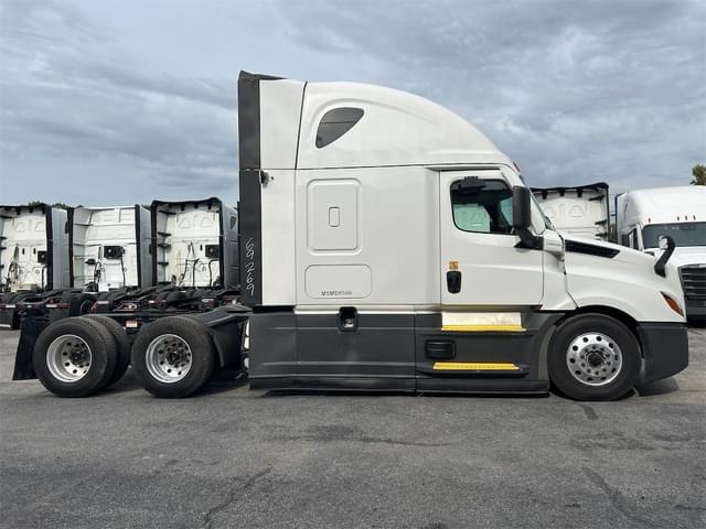 Image of Freightliner Cascadia 126 equipment image 3