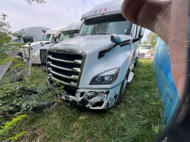 Image of Freightliner Cascadia 126 equipment image 2