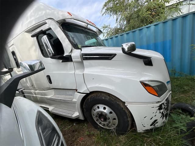 Image of Freightliner Cascadia 126 equipment image 3