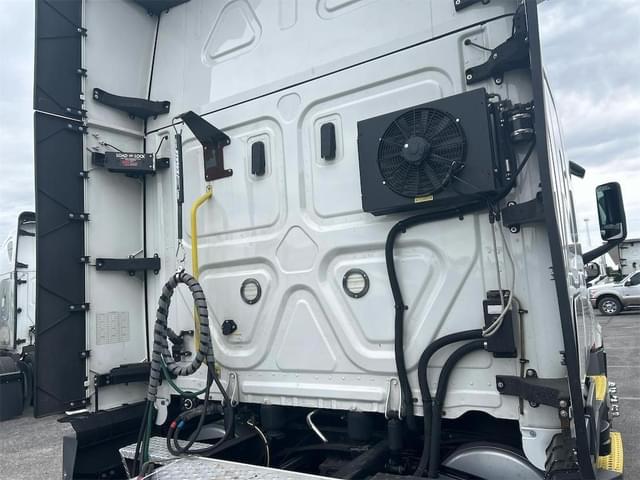 Image of Freightliner Cascadia 126 equipment image 3