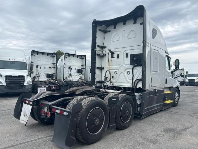 Image of Freightliner Cascadia 126 equipment image 4
