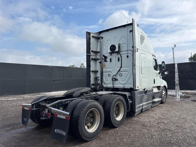 Image of Freightliner Cascadia 126 equipment image 4