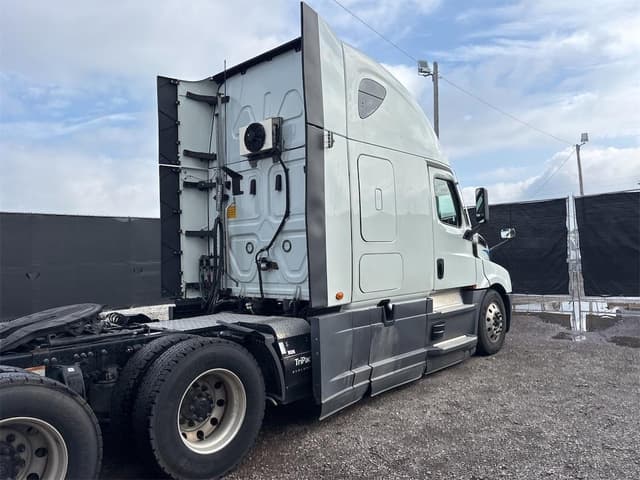 Image of Freightliner Cascadia 126 equipment image 3