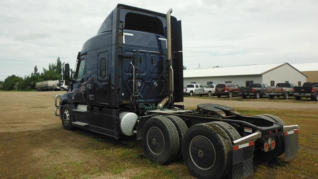 Image of Freightliner Cascadia 126 equipment image 4