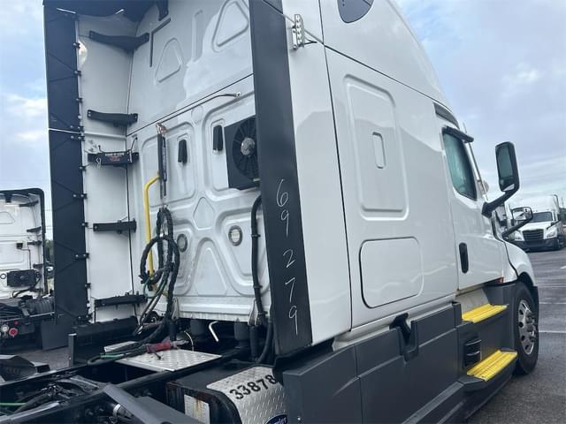 Image of Freightliner Cascadia 126 equipment image 4