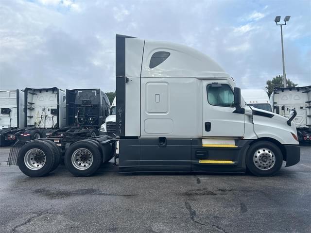 Image of Freightliner Cascadia 126 equipment image 3