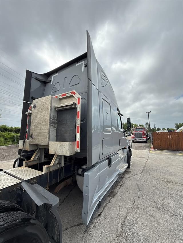 Image of Freightliner Cascadia 126 equipment image 4