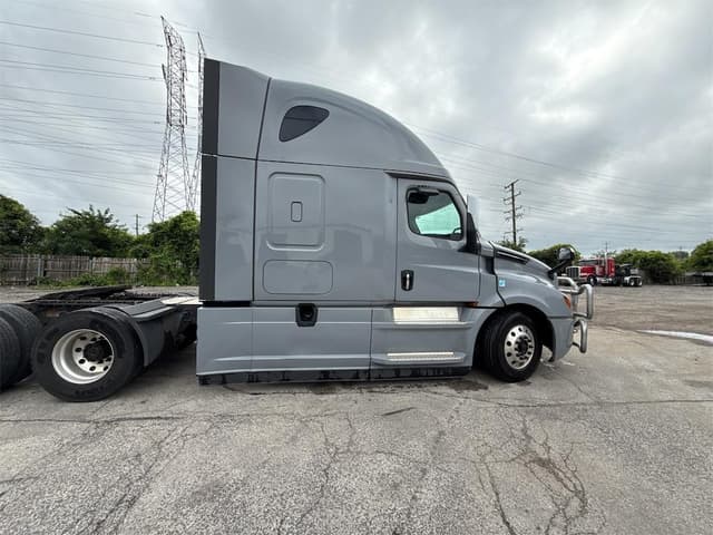 Image of Freightliner Cascadia 126 equipment image 3