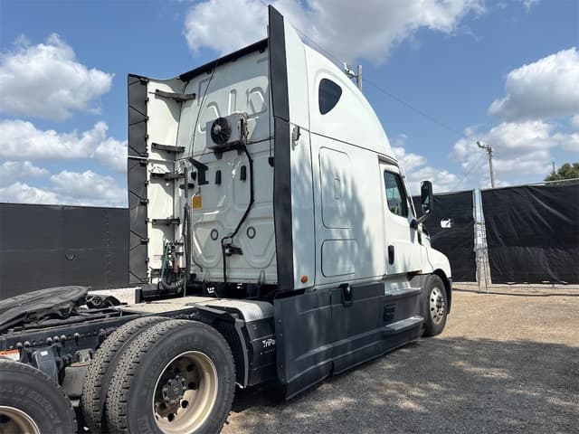 Image of Freightliner Cascadia 126 equipment image 4
