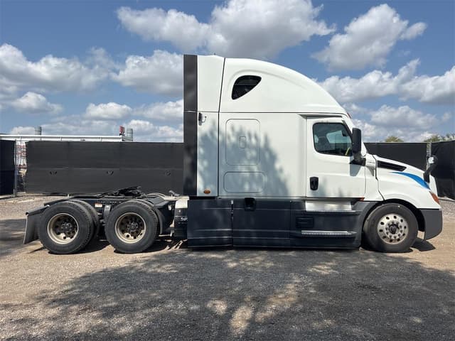 Image of Freightliner Cascadia 126 equipment image 3