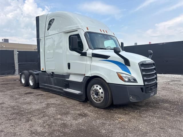 Image of Freightliner Cascadia 126 equipment image 2