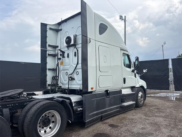Image of Freightliner Cascadia 126 equipment image 4