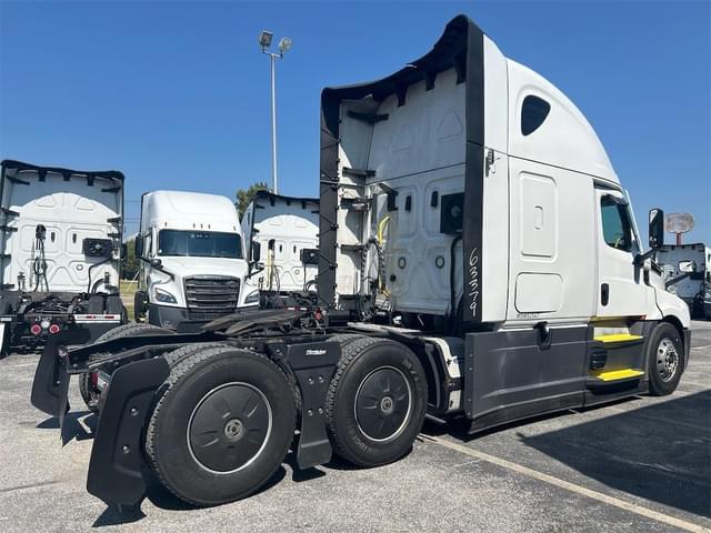 Image of Freightliner Cascadia 126 equipment image 4