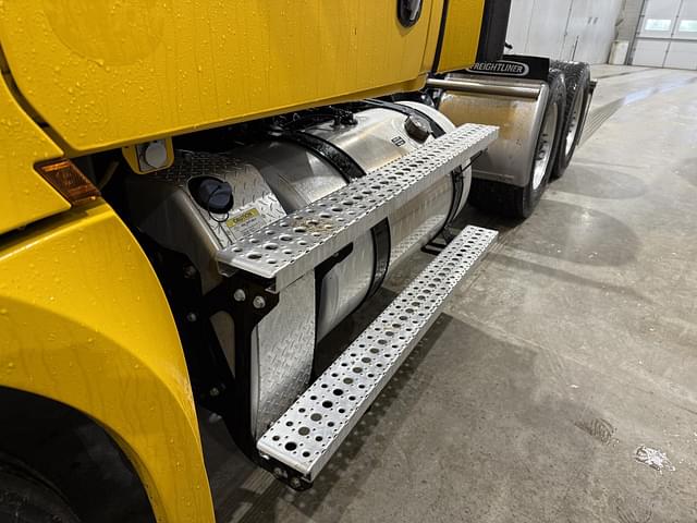 Image of Freightliner Cascadia 126 equipment image 3
