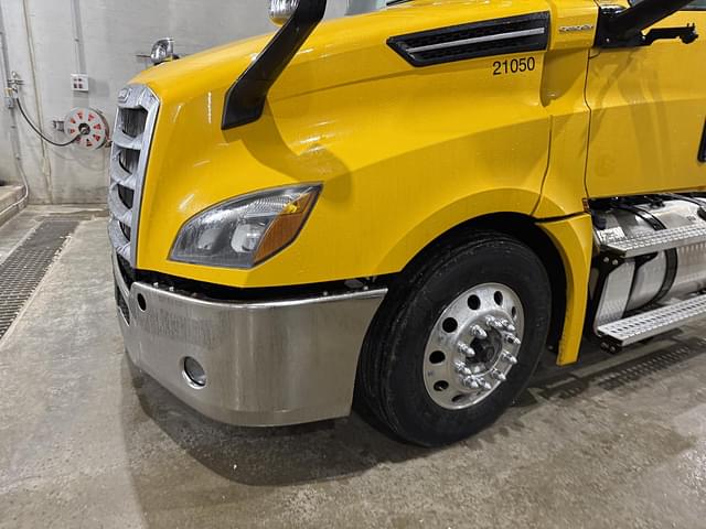 Image of Freightliner Cascadia 126 equipment image 1