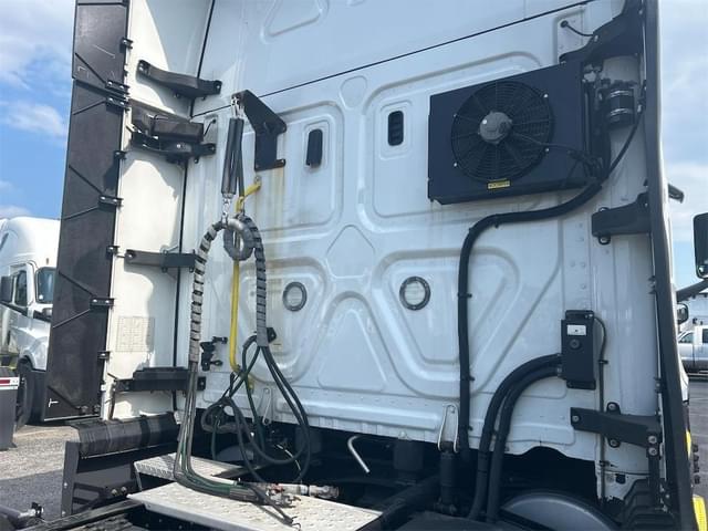 Image of Freightliner Cascadia 126 equipment image 3