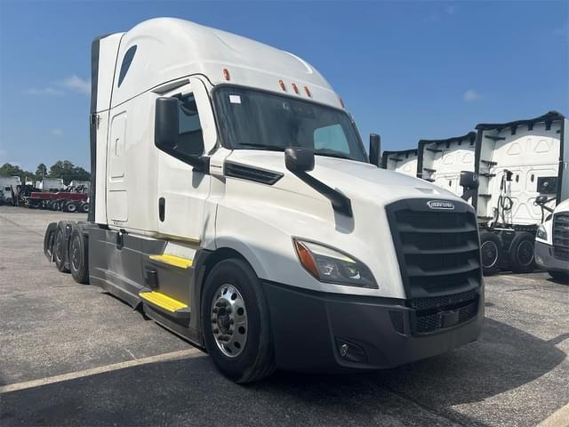 Image of Freightliner Cascadia 126 equipment image 2