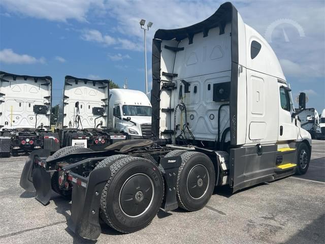 Image of Freightliner Cascadia 126 equipment image 4