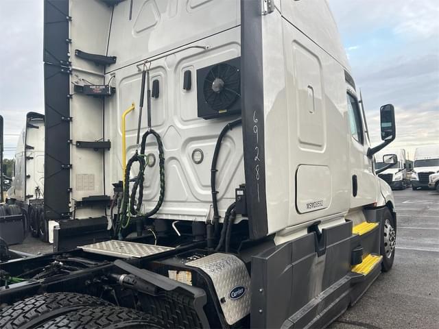 Image of Freightliner Cascadia 126 equipment image 4