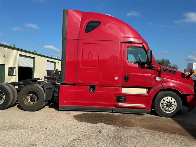 Image of Freightliner Cascadia 126 equipment image 3