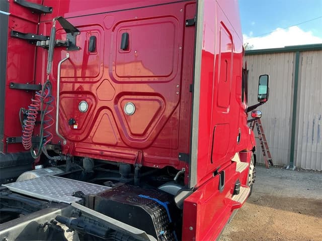 Image of Freightliner Cascadia 126 equipment image 4