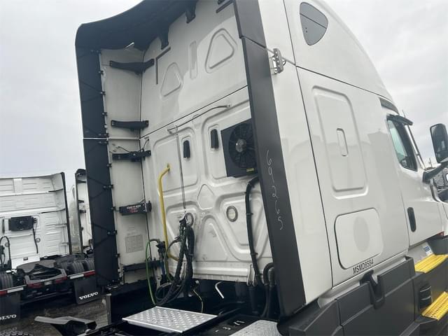 Image of Freightliner Cascadia 126 equipment image 4