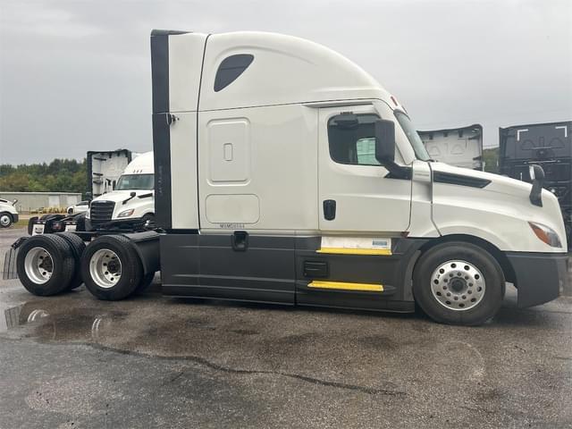 Image of Freightliner Cascadia 126 equipment image 3