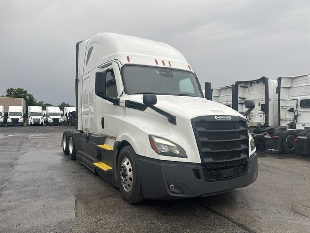 Image of Freightliner Cascadia 126 equipment image 2