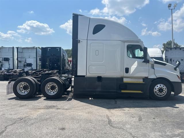 Image of Freightliner Cascadia 126 equipment image 3