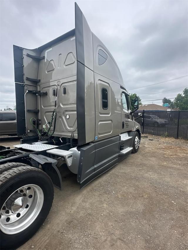Image of Freightliner Cascadia 126 equipment image 4