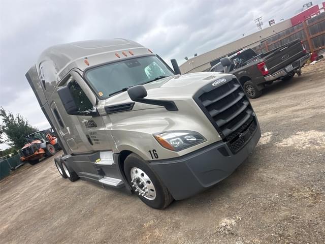 Image of Freightliner Cascadia 126 equipment image 2