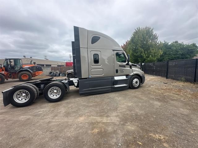 Image of Freightliner Cascadia 126 equipment image 3