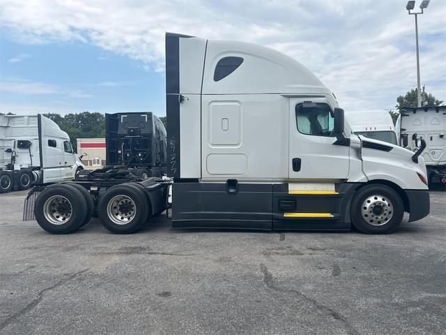 Image of Freightliner Cascadia 126 equipment image 3
