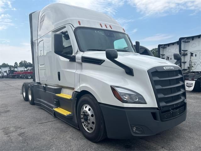 Image of Freightliner Cascadia 126 equipment image 2