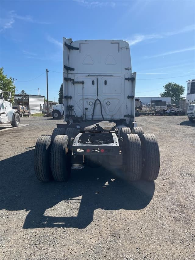 Image of Freightliner Cascadia 126 equipment image 4