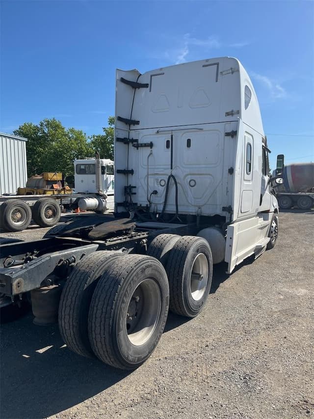 Image of Freightliner Cascadia 126 equipment image 2
