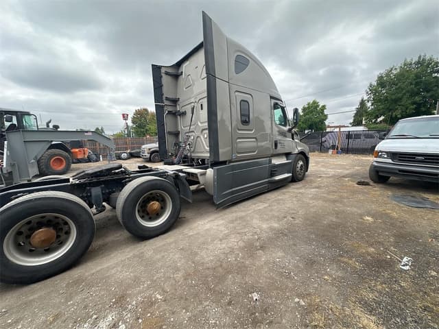 Image of Freightliner Cascadia 126 equipment image 4