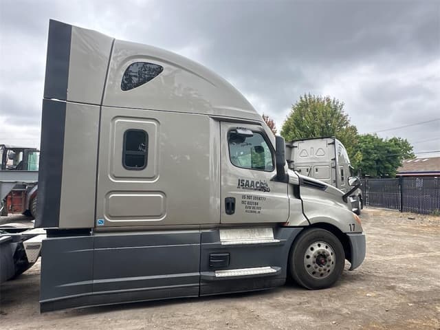 Image of Freightliner Cascadia 126 equipment image 3