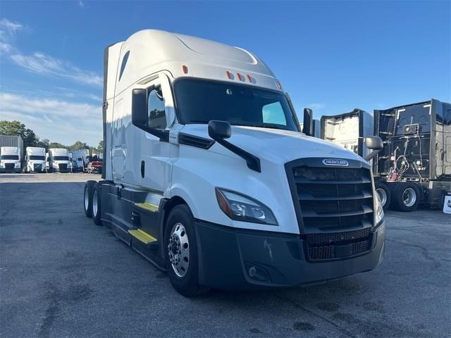 Image of Freightliner Cascadia 126 equipment image 2