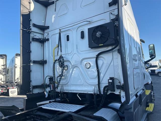 Image of Freightliner Cascadia 126 equipment image 4