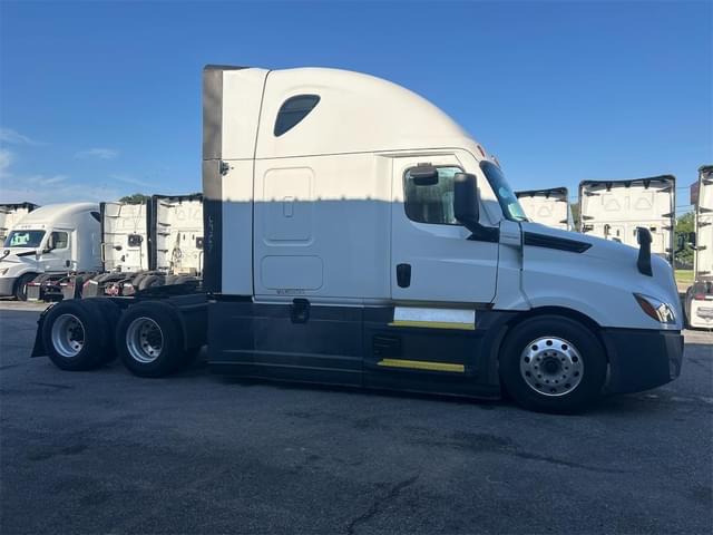 Image of Freightliner Cascadia 126 equipment image 3