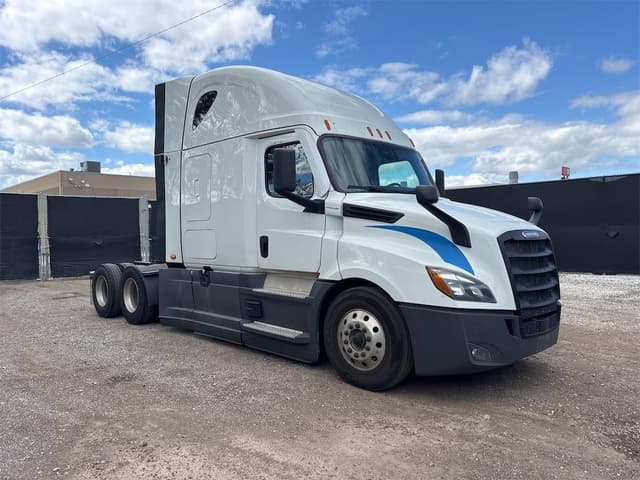 Image of Freightliner Cascadia 126 equipment image 2