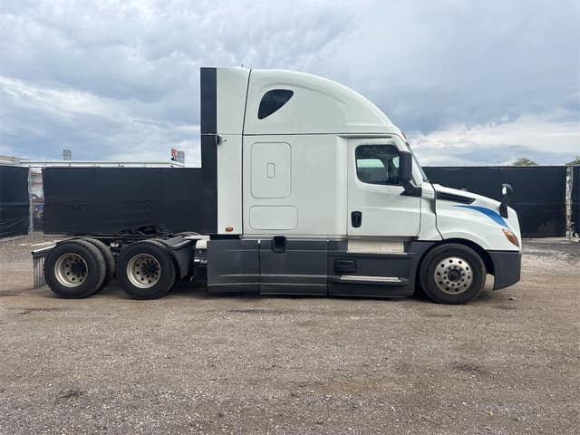 Image of Freightliner Cascadia 126 equipment image 3