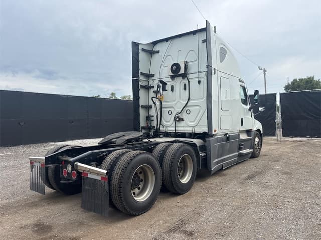 Image of Freightliner Cascadia 126 equipment image 4