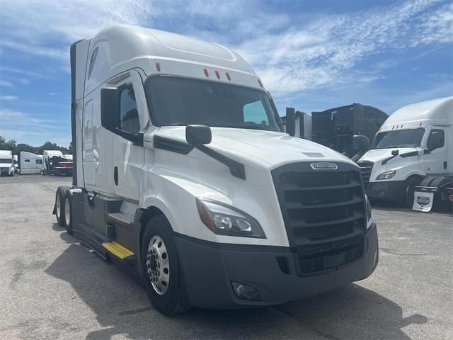 Image of Freightliner Cascadia 126 equipment image 2