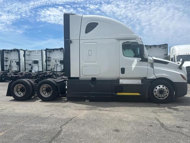 Image of Freightliner Cascadia 126 equipment image 3