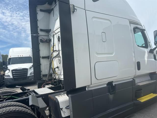 Image of Freightliner Cascadia 126 equipment image 4
