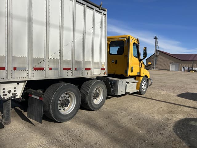 Image of Freightliner Cascadia 126 equipment image 4