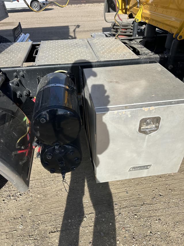 Image of Freightliner Cascadia 126 equipment image 3